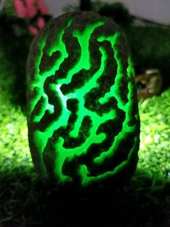 
                美女买下块“蜘蛛网”开窗的翡翠原石，剥开后成品让人看的流口水！
   第3张