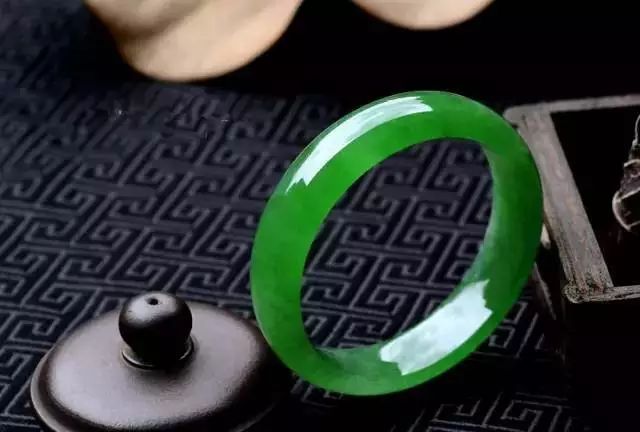 翡翠的雕刻风格都有什么讲究？   第2张