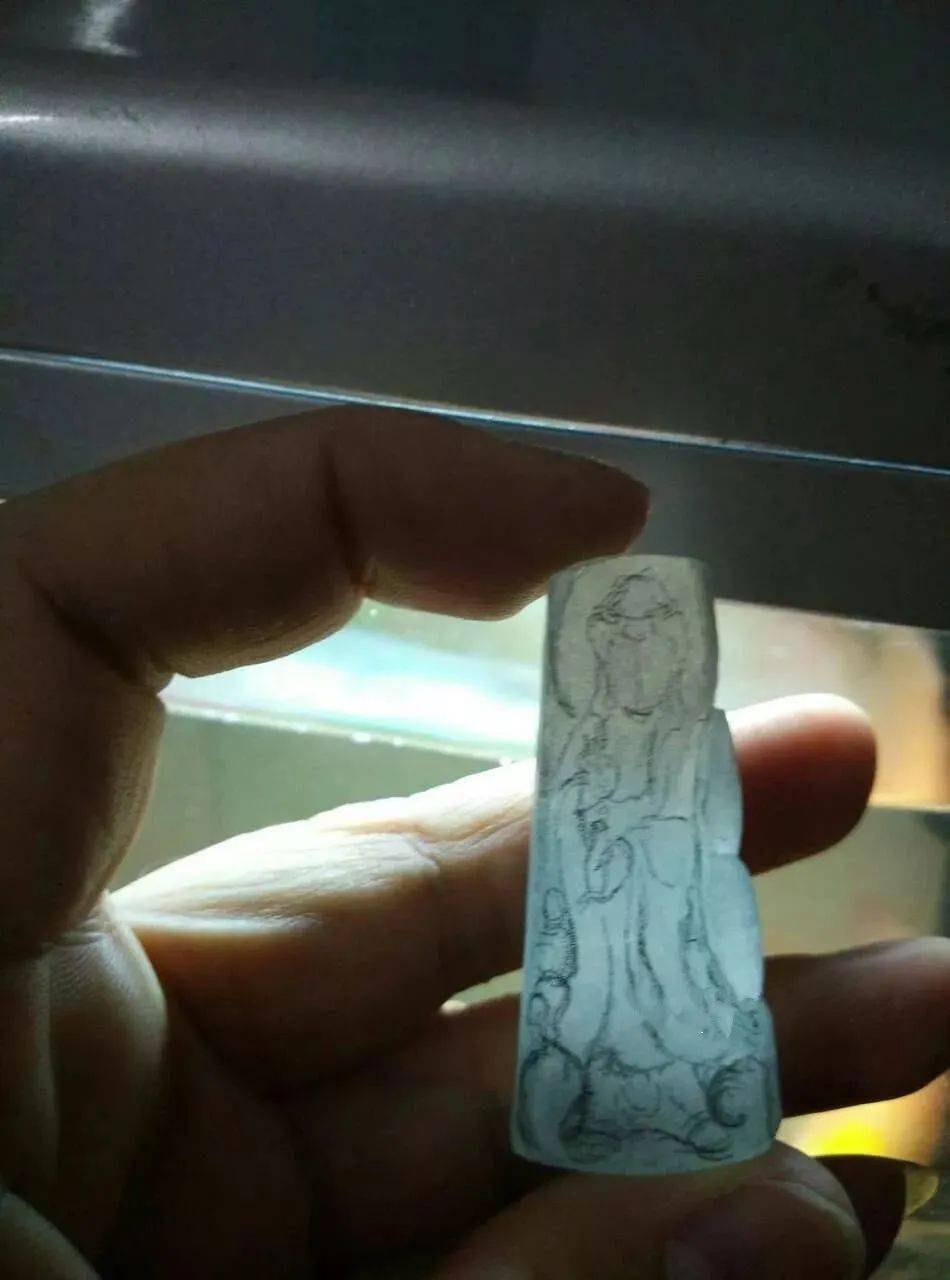 一块冰种翡翠片料,玉雕师设计雕刻后,成品让人垂涎欲滴!
第3张