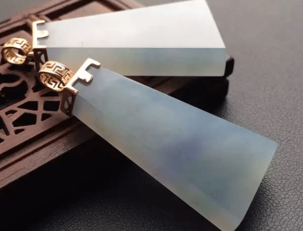 
                佩戴翡翠挂件有什么讲究？常见的翡翠挂件有什么寓意？
   第2张