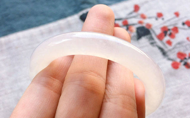 
                翡翠的原生色是什么颜色？其与翡翠的次生色有何不同？
   第2张