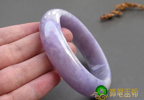翡翠镯子什么样好？ 色调对翡翠手镯价格的危害有多大?   第2张
