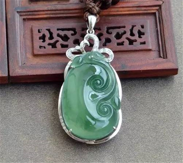 翡翠如意价格是多少？讲一讲如何鉴别它的好坏！   第3张