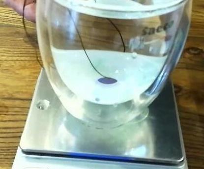 只需一碗水，轻松分辨翡翠手镯真假，商贩：真要转行了   第5张