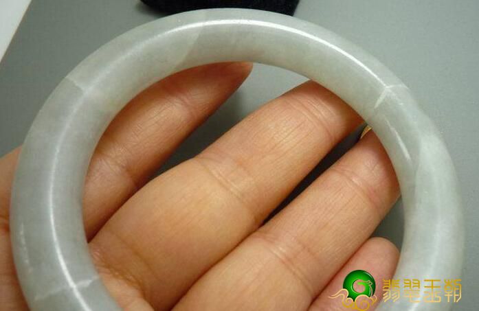 有关翡翠的缺陷你了解是多少？拥有裂痕的翡翠又该怎样？   第2张