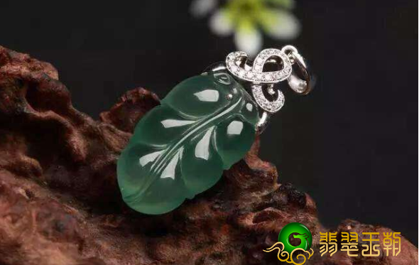 高端油青种翡翠贵吗？原先这里边有学问！   第2张