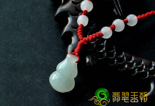 天然翡翠葫芦吊坠寓意翡翠葫芦吊坠的寓意和象征   第1张