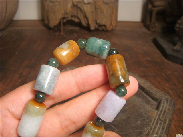 翡翠三彩手串多少颗好？它的寓意你知道吗？(图文)   第1张