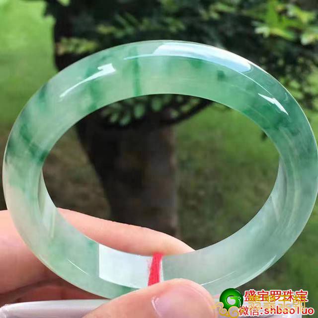 翡翠手镯的寓意如何？翡翠手镯送礼物合适吗   第2张