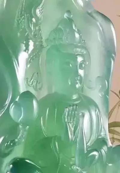 
                非比寻常的翡翠原石毛料，竟雕刻成传世之宝，第一眼你看到了什么
   第6张