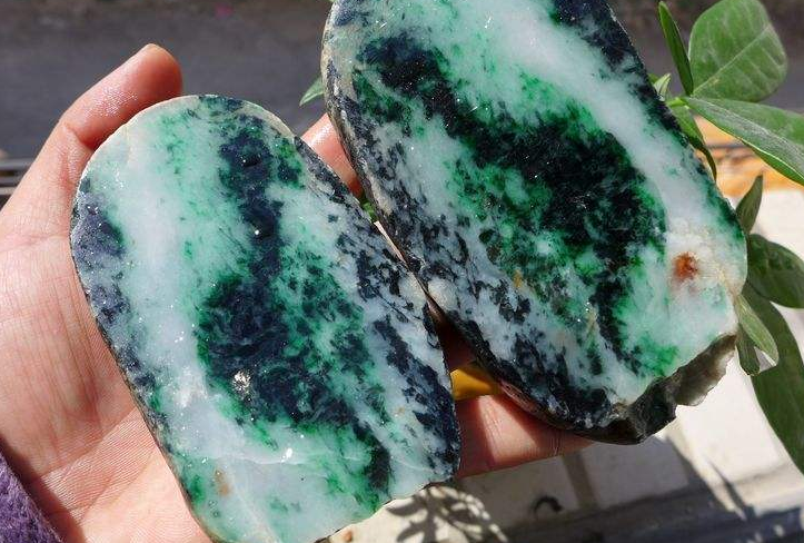 翡翠原石行业术语知识----如何理解翡翠原石的“绿随黑走”？   第1张