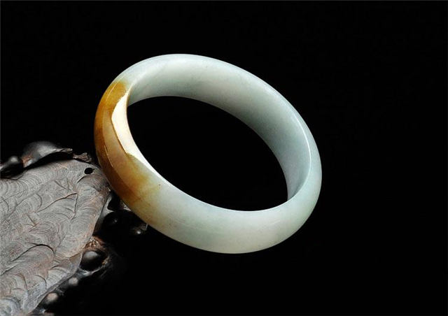 黄翡翡翠手镯为何少见珍贵？一切从黄翡本身说起！   第1张