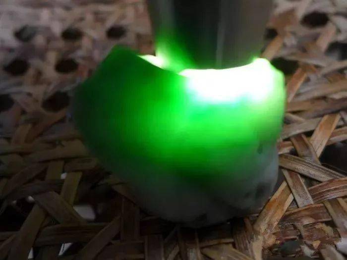 
                切了失望的翡翠原石，成品出来后激动得热泪盈眶！
   第4张