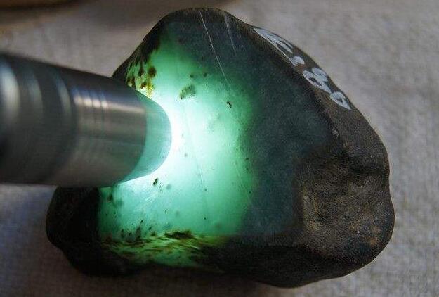 外表普通的冰种翡翠原石价格不普通，冰种翡翠原石究竟有多贵？   第3张