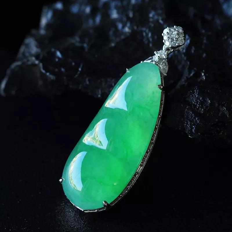 
                绿的亮眼的翡翠欣赏
   第1张