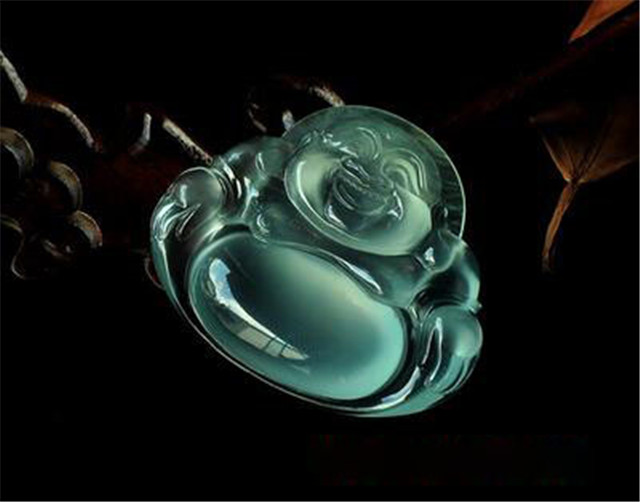佩戴翡翠吊坠有讲究？今天就来跟大家讲一讲！   第2张