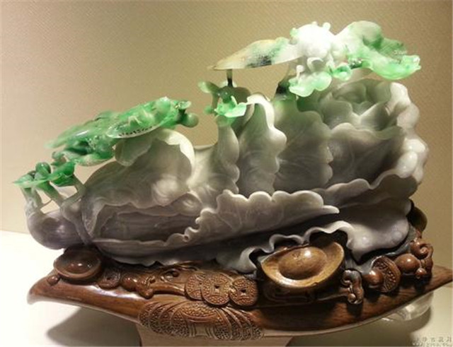 翡翠白菜摆件价格高吗?讲一讲它有什么寓意! 第3张