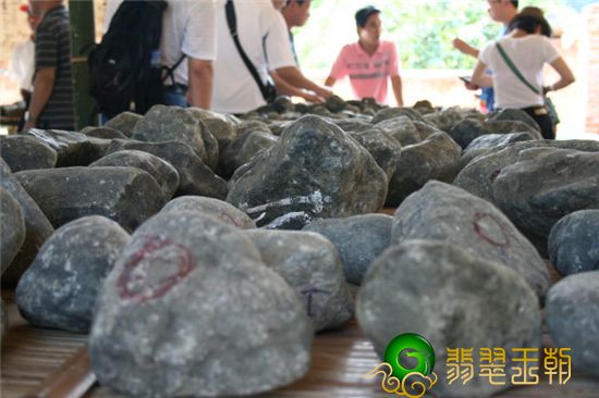 4 种根据皮壳分辨翡翠翡翠赌石“种老”和“种嫩”的方式   第1张