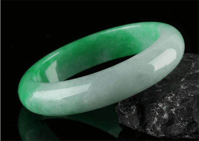 什么是阳绿翡翠?阳绿翡翠手镯的价格怎么样? 第1张
