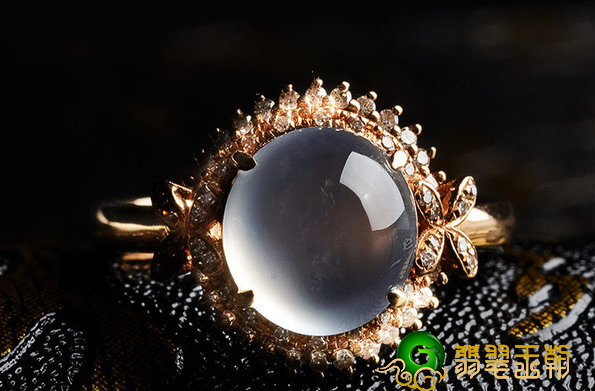 新春或过年或过节送翡翠不可以乱送,在这里在其中有十分大的喻意高度重视 第1张