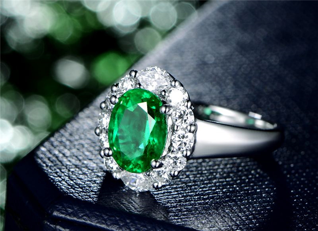 钻戒和翡翠戒指哪个好？谁的升值空间更高？(图文)   第1张