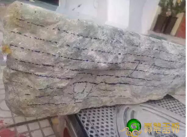 度假旅游时花4万买的翡翠翡翠原石，竟然切出了春带彩镯子   第2张