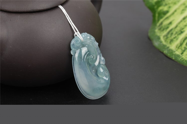 佩戴翡翠吊坠的好处是什么?这篇文章告诉你答案! 第1张