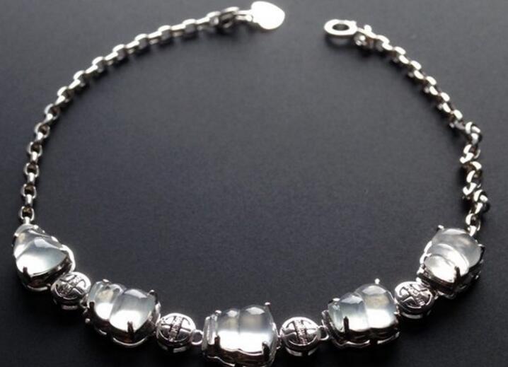 白翡翠手链价格贵不贵？如何鉴别翡翠手链的好坏？   第1张