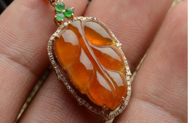 怎么理解翡翠金枝玉叶的寓意？购买翡翠金枝玉叶吊坠时注意哪些？   第2张