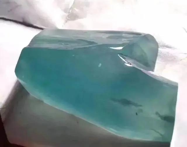 
                收藏多年极品蓝水翡翠重见江湖，看到成品那瞬间，我醉了！
   第1张