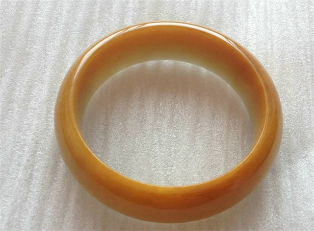 黄翡翡翠手镯为何少见珍贵？一切从黄翡本身说起！   第2张