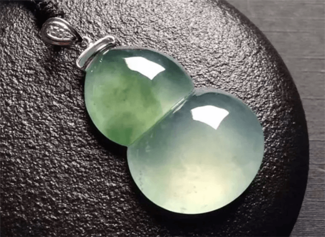 什么样的翡翠吊坠好？讲一讲翡翠挂件哪些不该买！(图文)   第3张