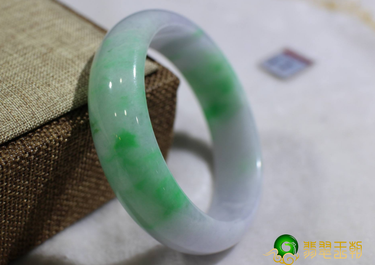 孕妈妈能够戴翡翠镯子嘛？要是是翡翠A货就可以配戴   第1张