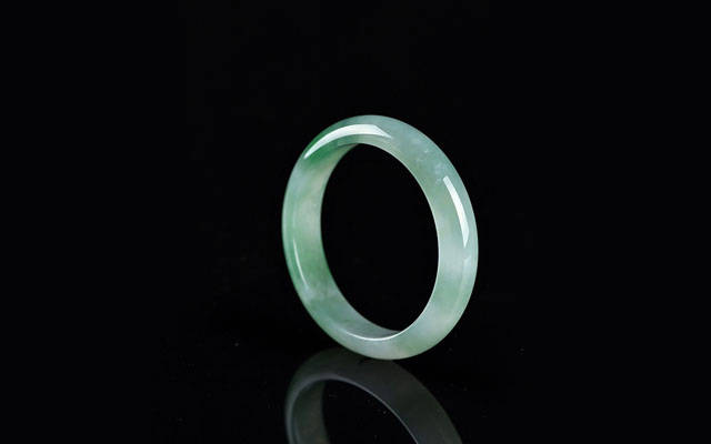 
                翡翠的原生色是什么颜色？其与翡翠的次生色有何不同？
   第3张