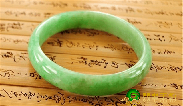 假玉镯子对人体危害吗?行家教老师你怎样辨别它!