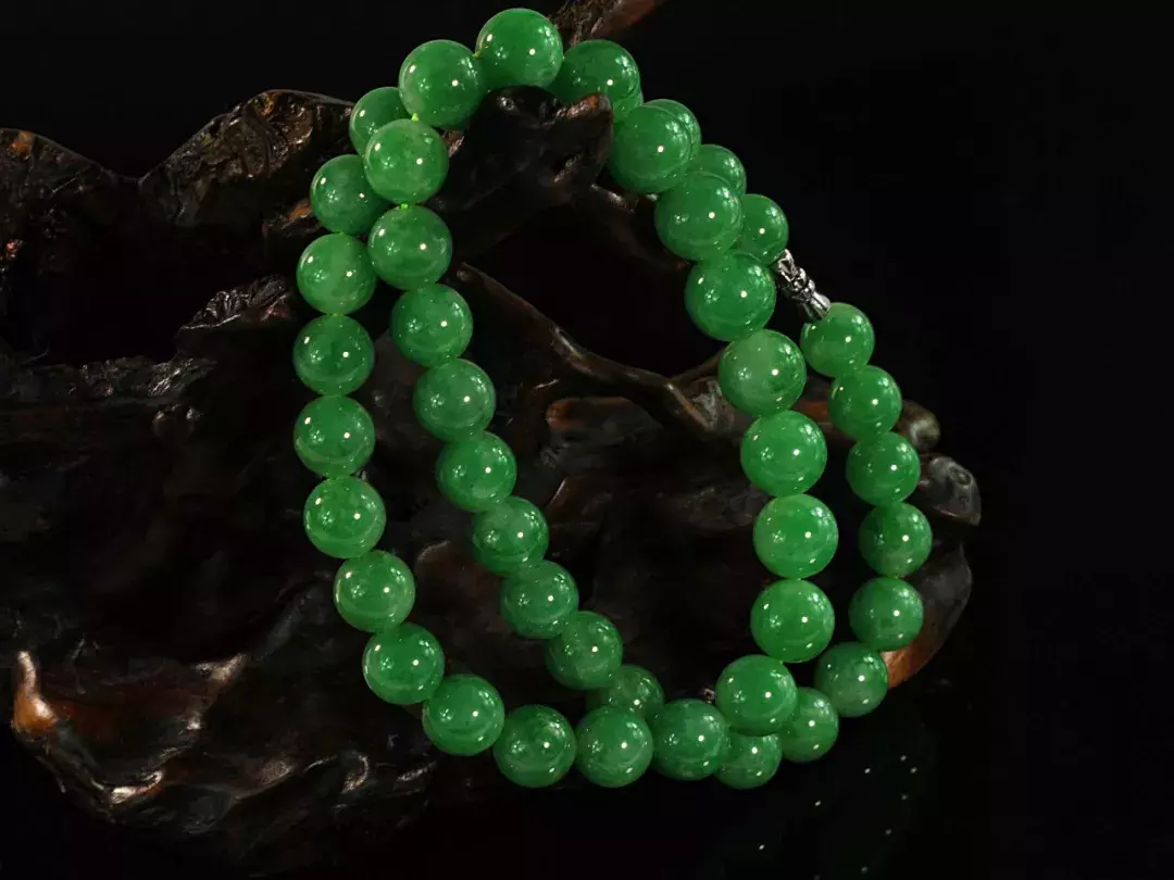 
                翡翠珠链要价为什么那么贵，看看它的制作过程你就知道了
   第1张