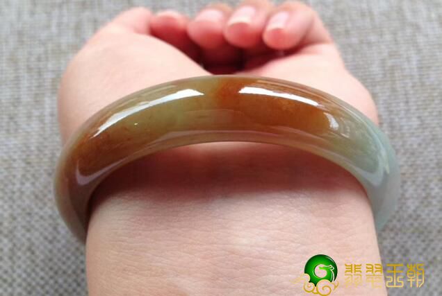 鲜红色翡翠手镯价格高吗？为什么说“千翠容易得到，一翡难寻”？   第2张