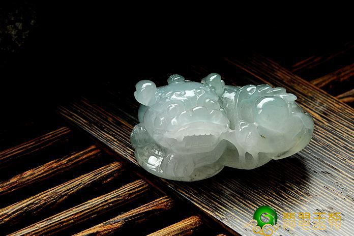 从翡翠貔貅的寓意讲起：翡翠貔貅的价格贵不贵？   第1张