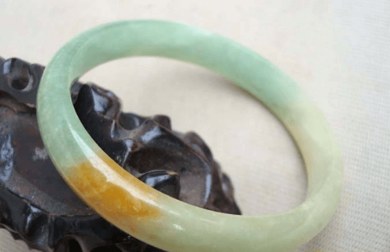 翡翠手镯里面有气泡是真的吗？怎么挑选翡翠手镯？   第1张