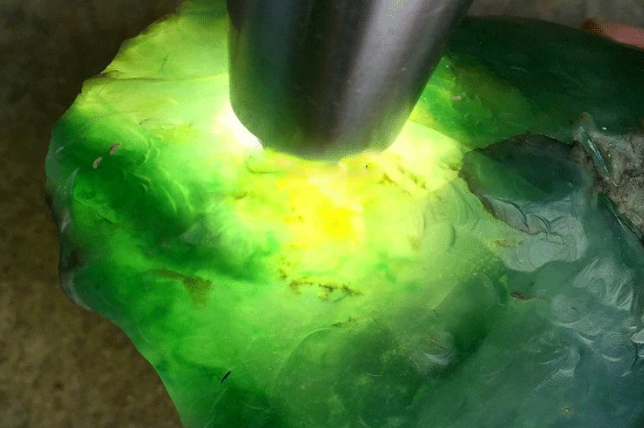 翡翠南奇场口原石，切出三个冰种飘花挂件，美爆了！   第2张