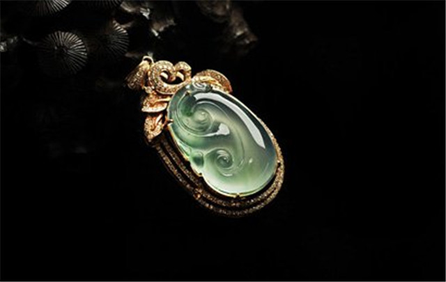 翡翠如意价格是多少？讲一讲如何鉴别它的好坏！   第2张