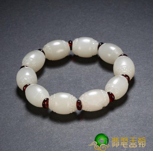 佩戴和田羊脂玉有什么好处和作用,戴羊脂玉的手链吊坠好处有哪些？   第2张