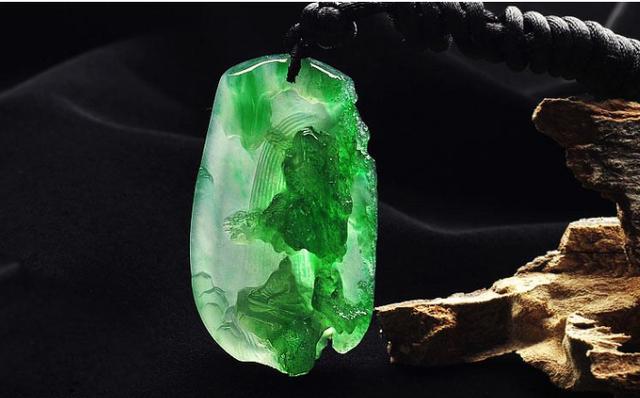 只需一碗水，轻松分辨翡翠手镯真假，商贩：真要转行了   第1张