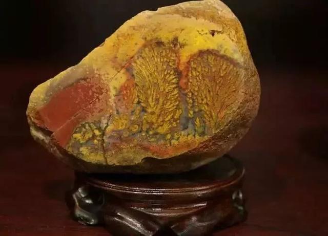 这种石头看起来很像“翡翠”，其实不值钱   第15张