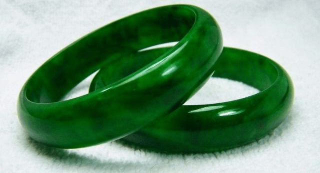 天然翡翠的内部会存在气泡吗？如何区分天然翡翠和镀膜翡翠？   第3张