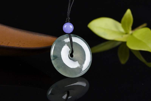 想知道翡翠平安扣吊坠价格,这篇文章你不能错过! 第4张