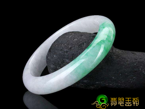 糯种阳绿翡翠镯子的价钱如何？记牢这种知识要点！   第2张