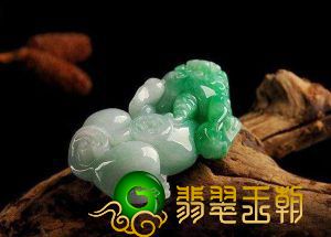 如何辨别翡翠貔貅吊坠的公和母 配戴翡翠貔貅的忌讳有什么   第1张