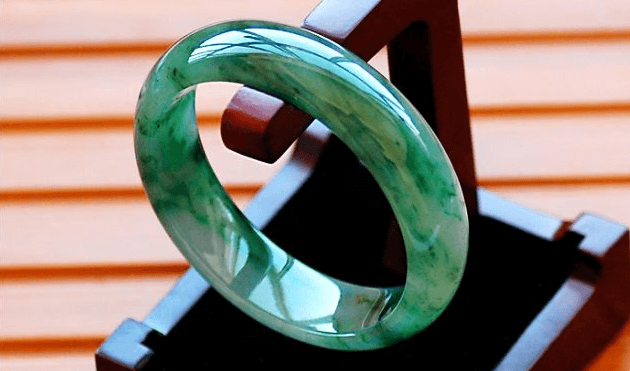 天然翡翠会有气泡吗?我们要怎样鉴别翡翠的真假呢？   第1张