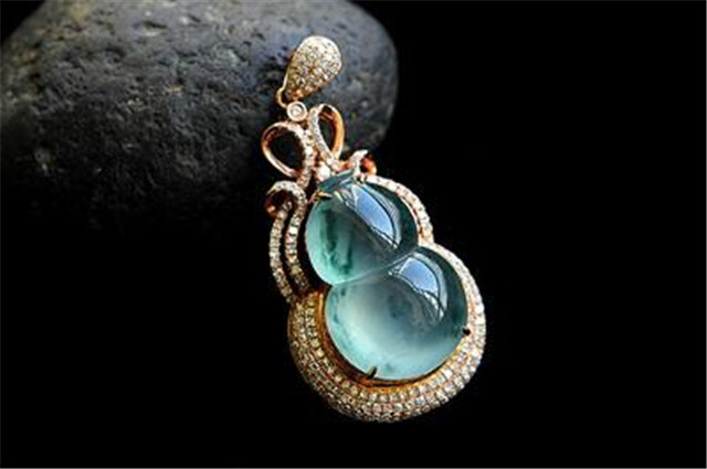 翡翠吊坠的寓意是什么?让我来为你揭晓!(图文) 第2张